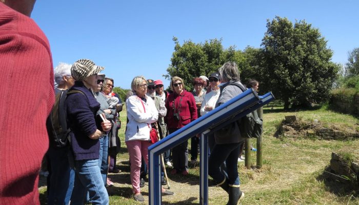 cleder-visite-guidee-par-les-benevoles-de-pays